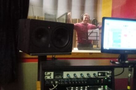 Santiago Picchi grabando disco e1781864496665