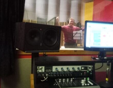 Santiago Picchi grabando disco e1781864496665